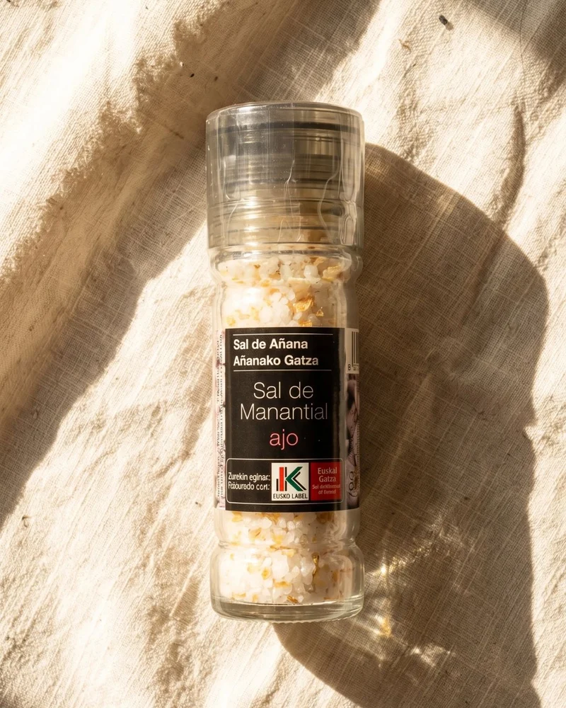 Sal de Manantial Ajo — Sal de Añana | Sel minéral Pays Basque à l'ail bio, moulin, Eusko Label, 75 g