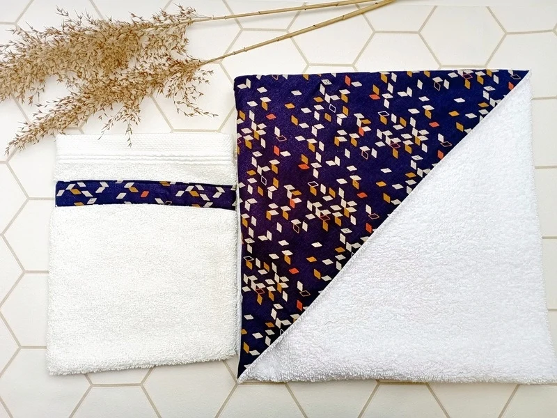 Cape de bain bébé et son gant de toilette assorti