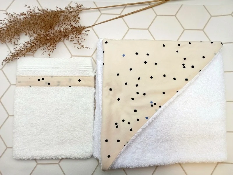 Cape de bain bébé et son gant de toilette assorti