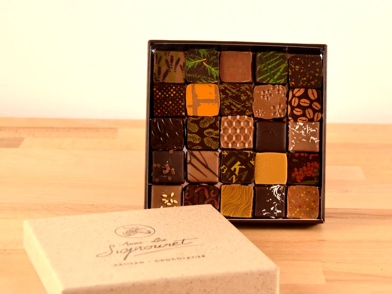 Assortiments de chocolats et de 2 cafés de spécialité