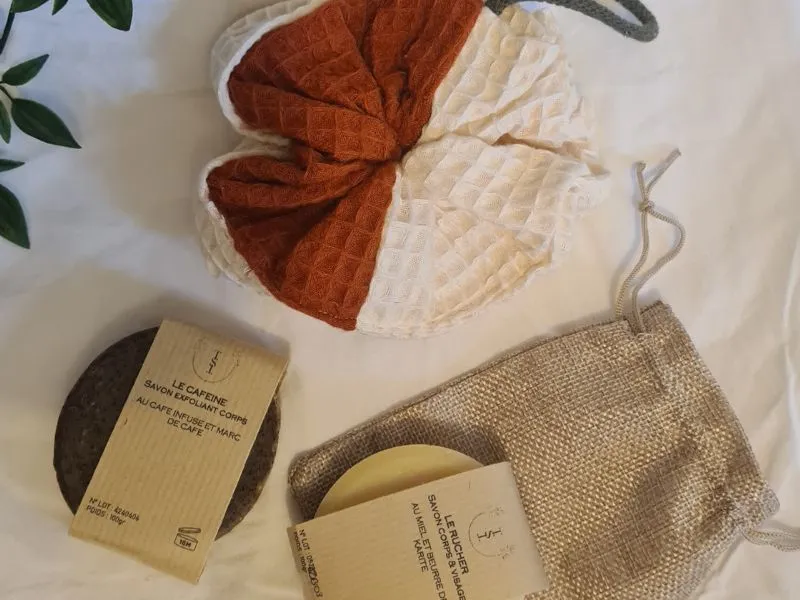 Coffret fleur de douche, duo de savons et leur pochon