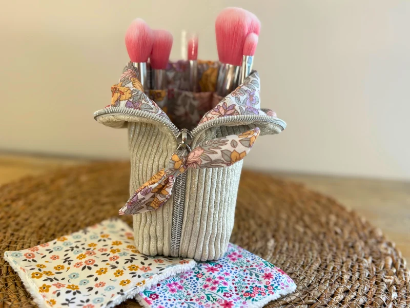 Trousse pot maquillage velours + 5 pinceaux + 2 lingettes