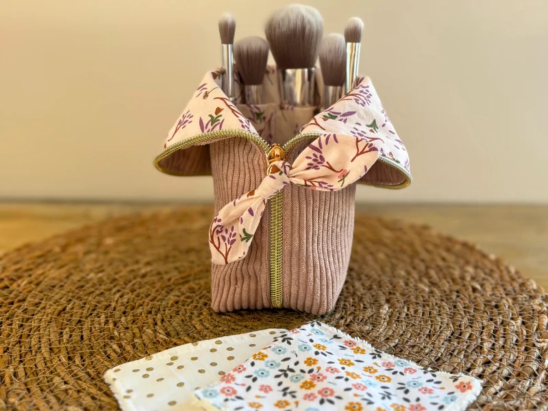 Trousse pot maquillage velours + 5 pinceaux + 2 lingettes