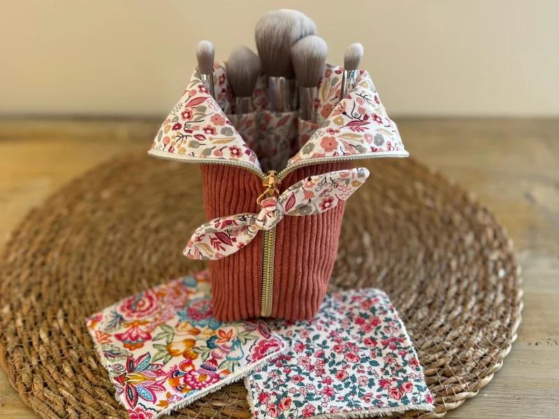 Trousse pot maquillage velours + 5 pinceaux + 2 lingettes