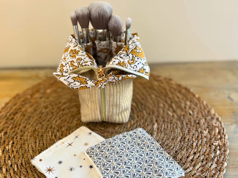 Trousse pot maquillage velours + 5 pinceaux + 2 lingettes