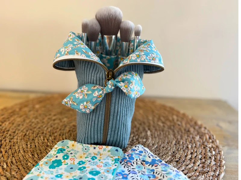 Trousse pot maquillage velours + 5 pinceaux + 2 lingettes