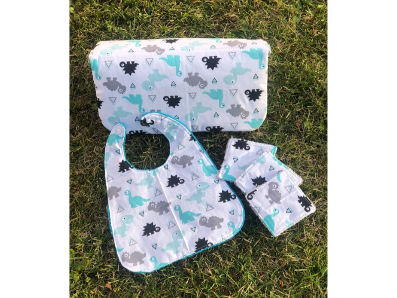 Tapis à langer nomade avec bavoir et lingettes