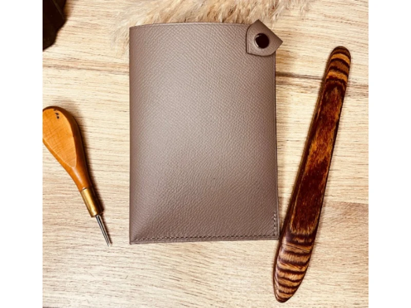 Porte passport en cuir