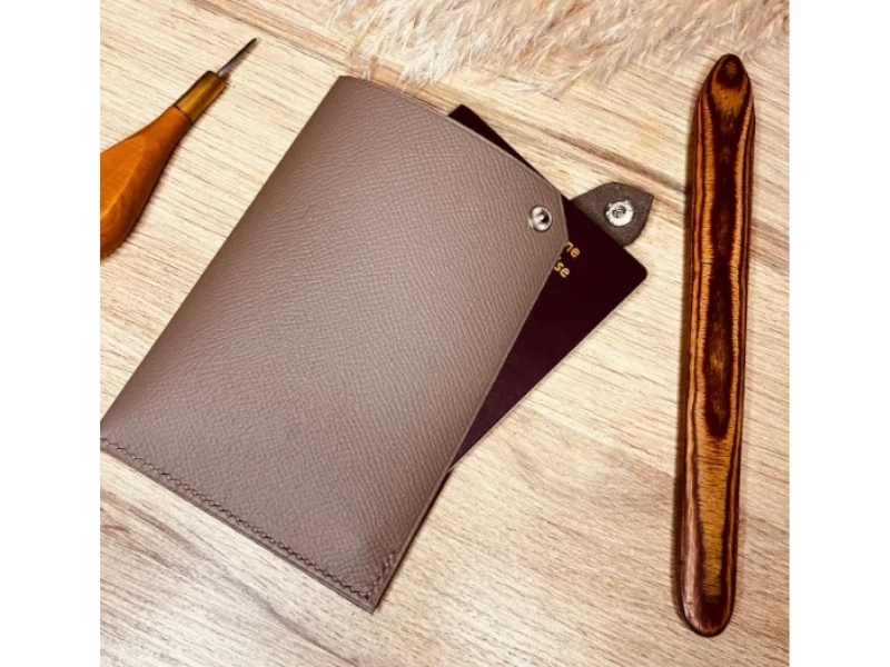 Porte passport en cuir
