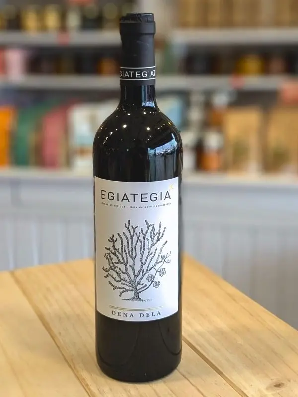 Egiategia Dena Dela vin basque rouge sous l'océan