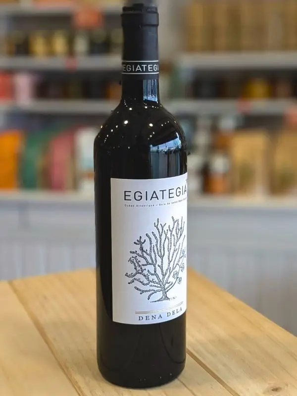 Egiategia Dena Dela vin basque rouge sous l'océan
