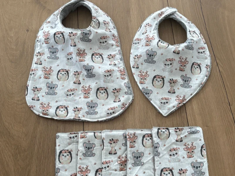 Bavoirs et lingettes