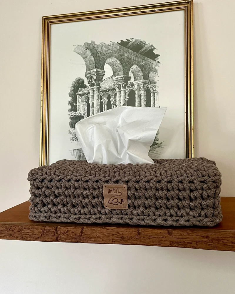 Ensemble salle de bain comprenant un cache-boite à mouchoirs et une panière carrée assortie.