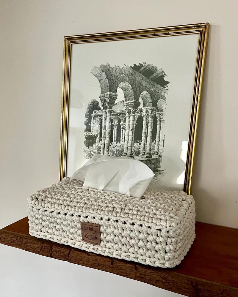 Ensemble salle de bain comprenant un cache-boite à mouchoirs et une panière carrée assortie.