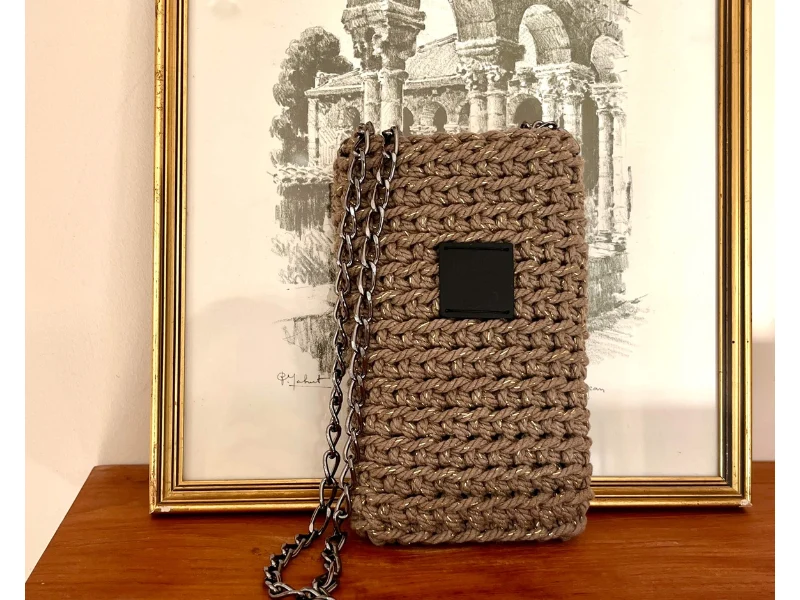 Une pochette de téléphone Eva