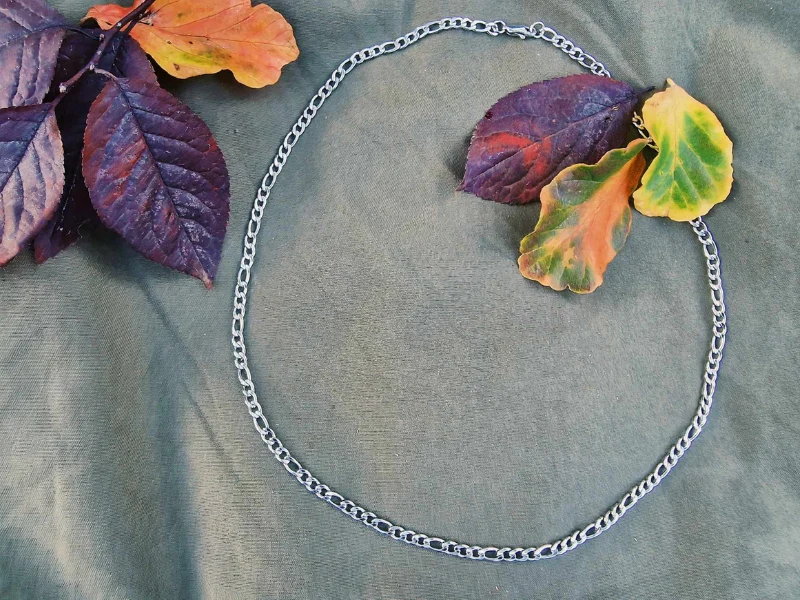 Un bracelet ou un collier Homme en acier inoxydable