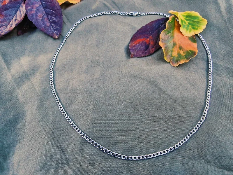 Un bracelet ou un collier Homme en acier inoxydable