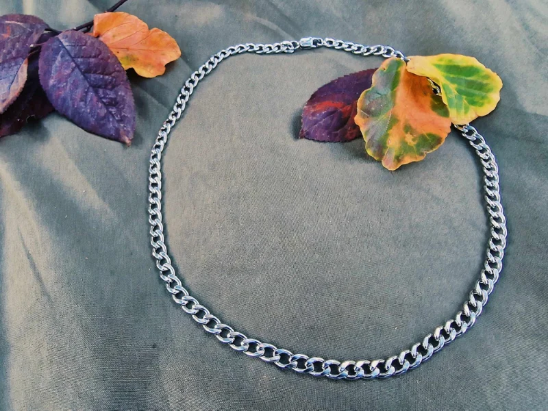 Un bracelet ou un collier Homme en acier inoxydable