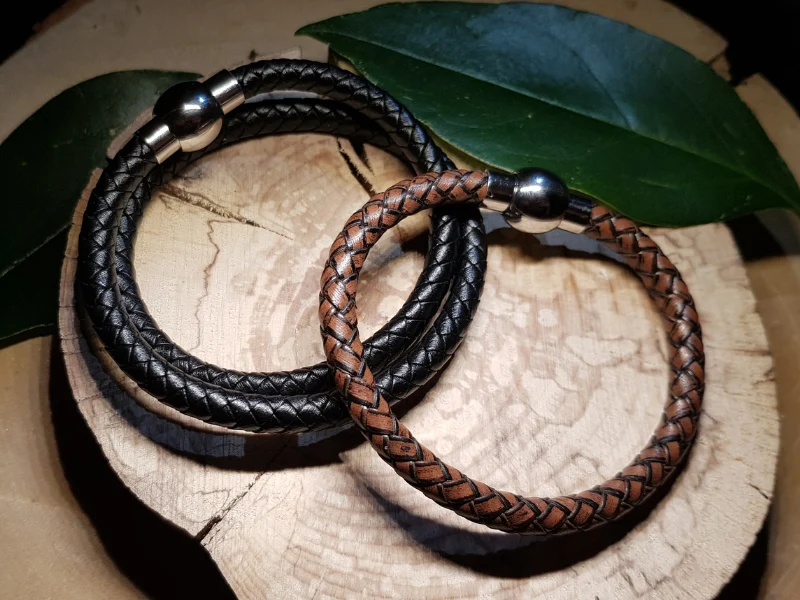 2 bracelets en cuir et inox