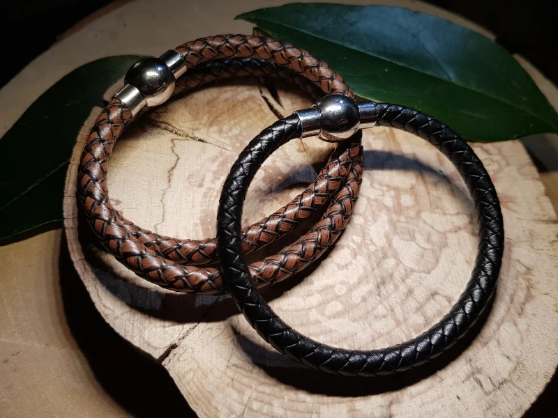 2 bracelets en cuir et inox
