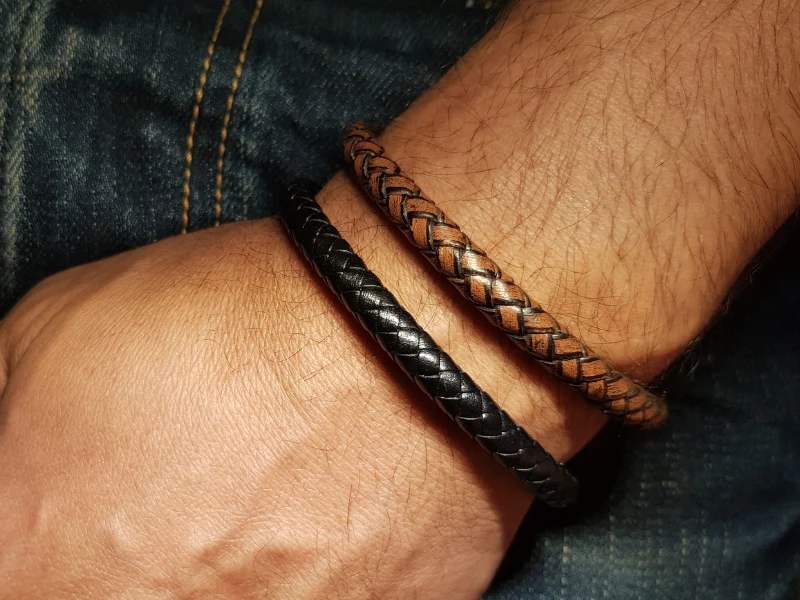 2 bracelets en cuir et inox