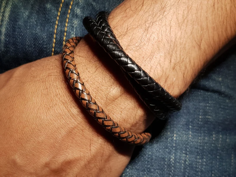 2 bracelets en cuir et inox