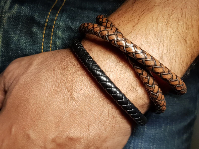 2 bracelets en cuir et inox