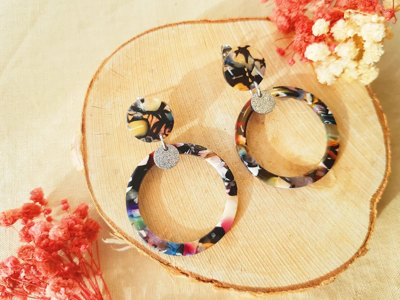 Boucles d'oreilles rondes en résine