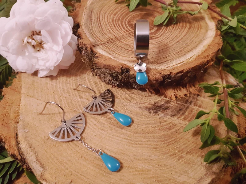 Bague et boucles d'oreilles asymétriques