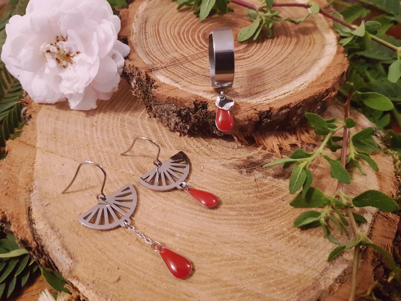 Bague et boucles d'oreilles asymétriques