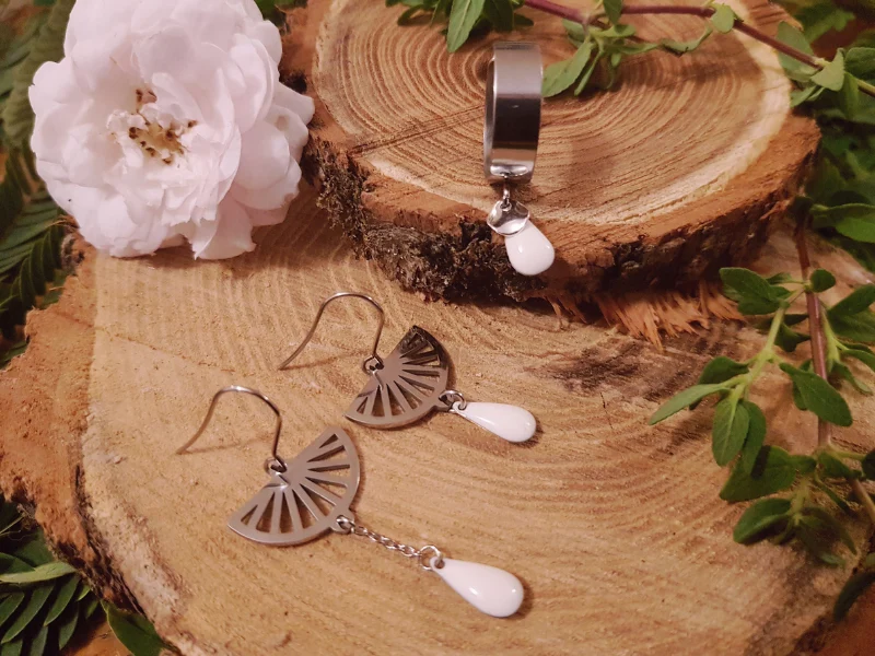 Bague et boucles d'oreilles asymétriques