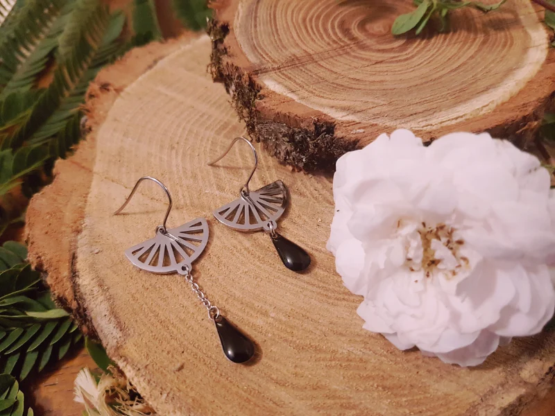 Bague et boucles d'oreilles asymétriques