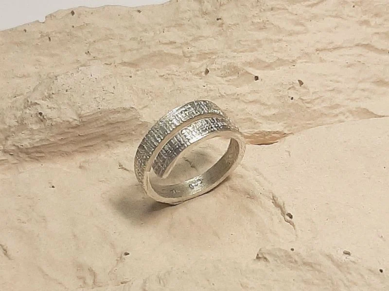 Bague ouverte en argent massif ciselé