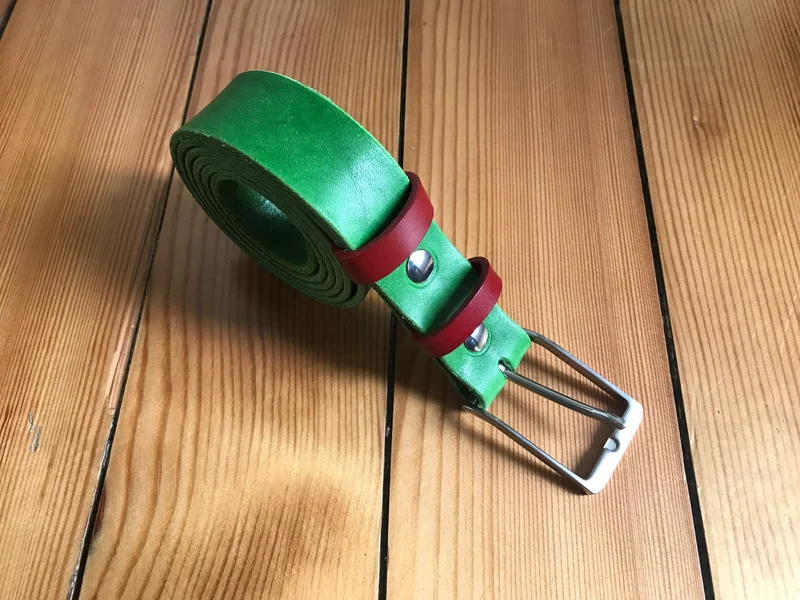 Une ceinture en cuir de vachette de tannage végétal