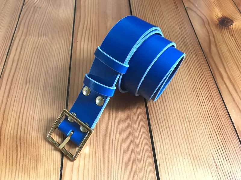 Une ceinture en cuir de vachette de tannage végétal