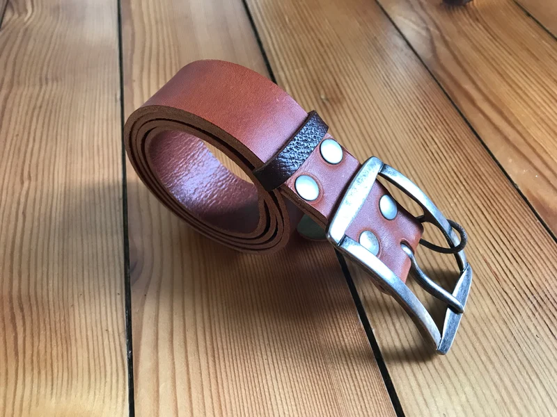 Une ceinture en cuir de vachette de tannage végétal