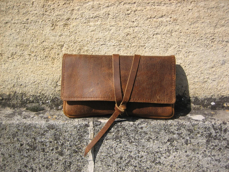 Une blague à tabac/pochette en cuir