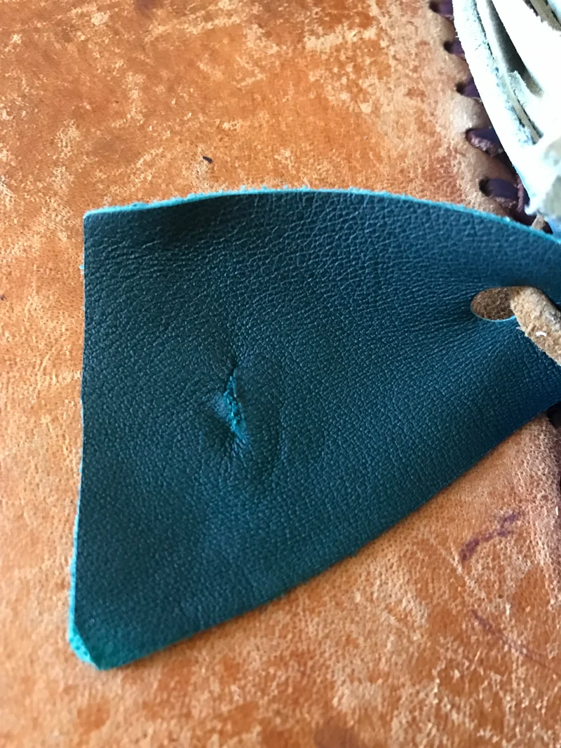 Une blague à tabac/pochette en cuir