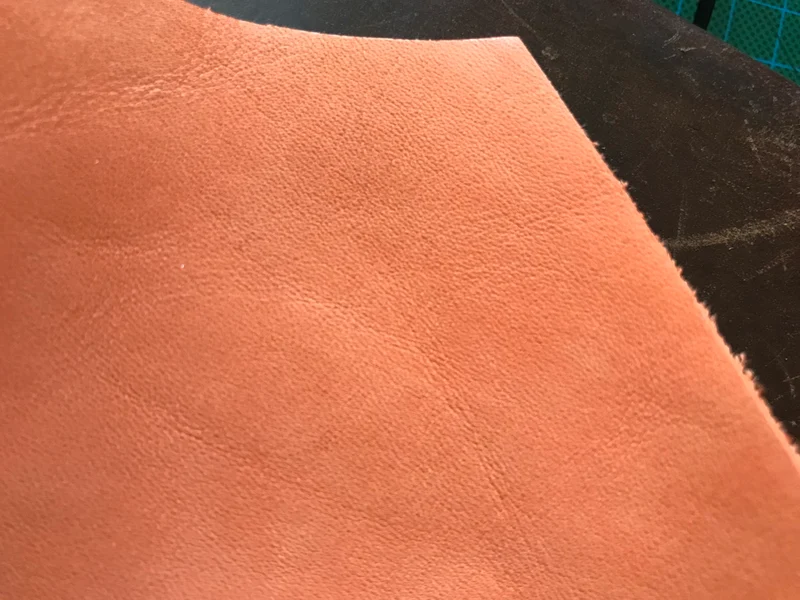 Une blague à tabac/pochette en cuir