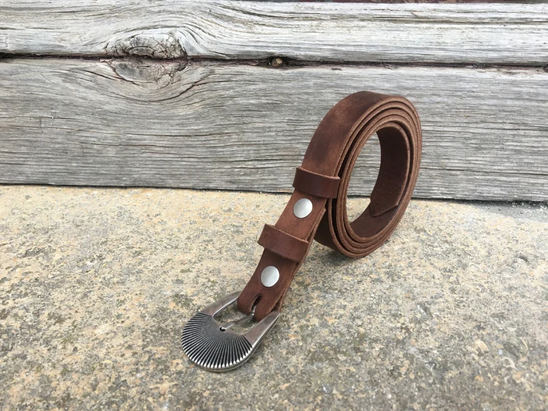 Une ceinture en cuir de vachette de tannage végétal