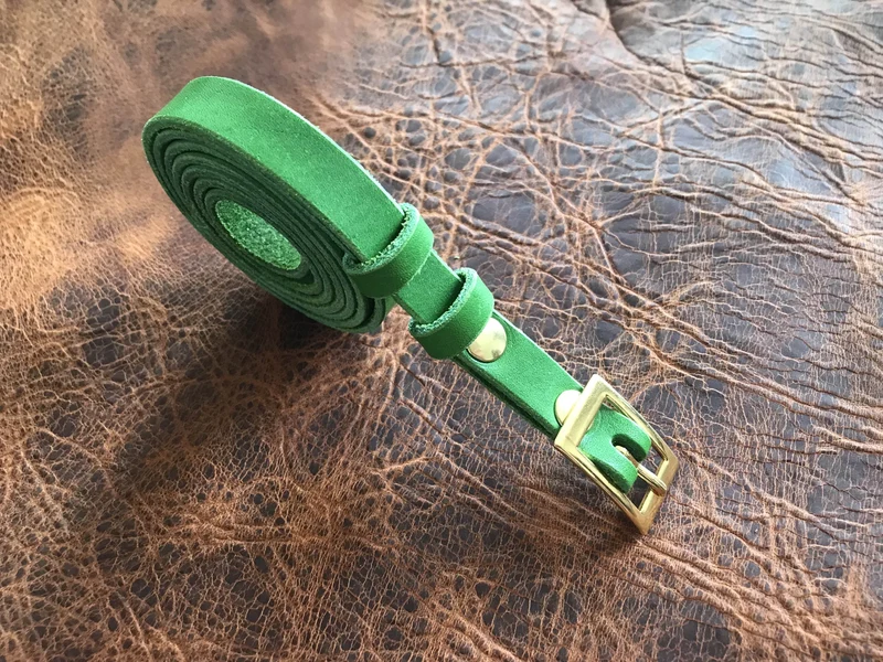 Une ceinture en cuir de vachette de tannage végétal