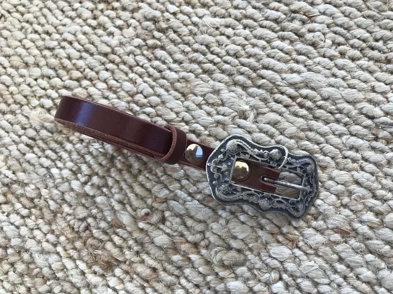 Une ceinture en cuir de vachette de tannage végétal