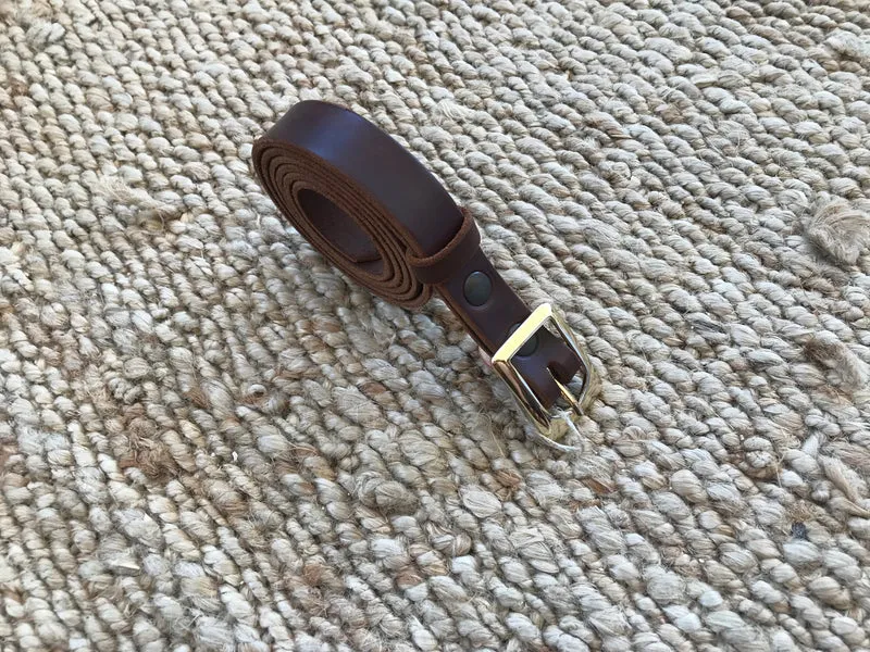 Une ceinture en cuir de vachette de tannage végétal