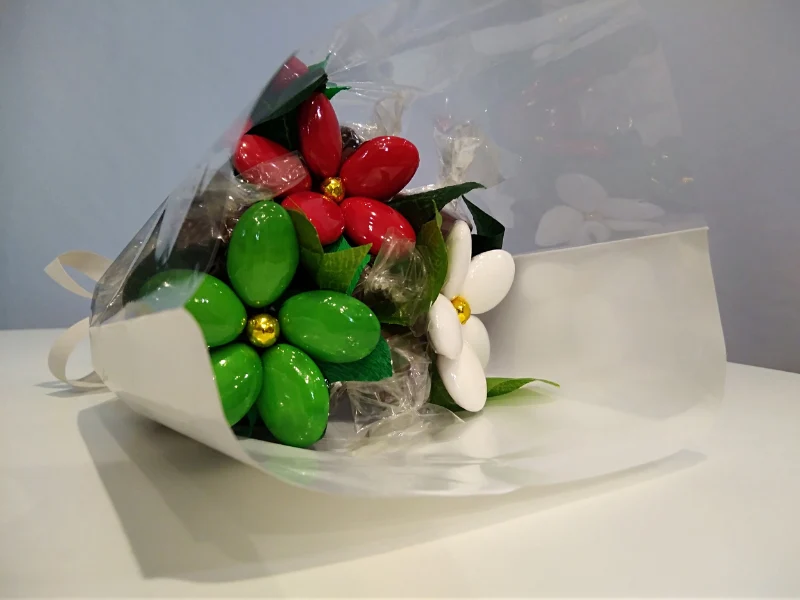 Mini bouquet gourmand : fleurs en dragées et bonbons de chocolat