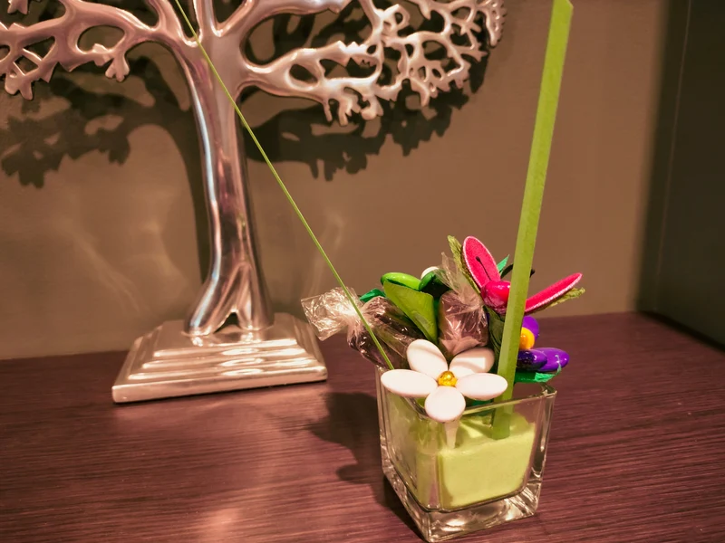 Cube verre de fleurs de dragées et chocolats