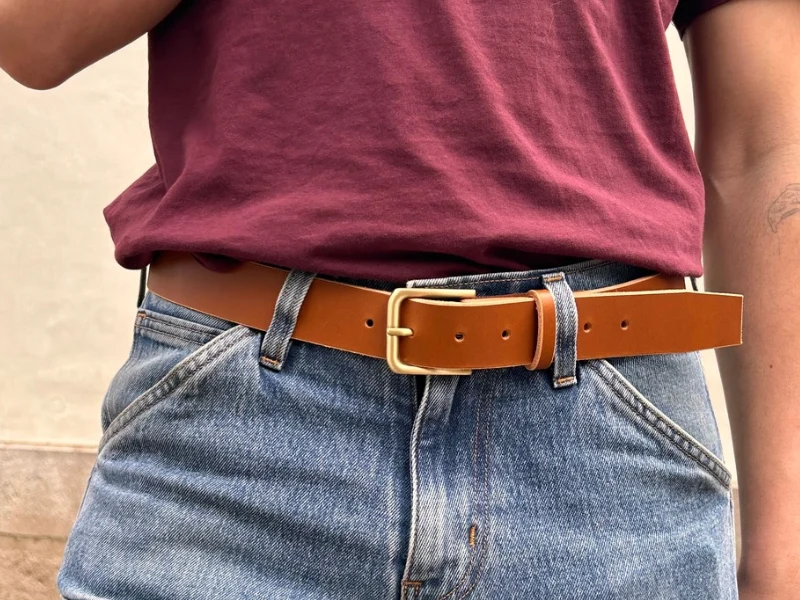 Ceinture large en cuir au tannage végétal et boucle en laiton massif finition laiton et porte-clés assorti