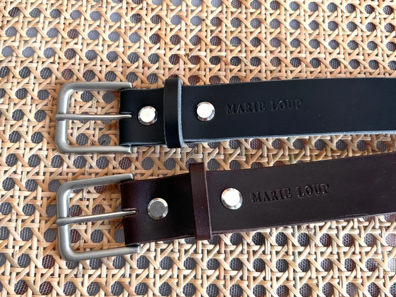 Ceinture large en cuir au tannage végétal et boucle en laiton massif finition nickelée et porte-clés assorti