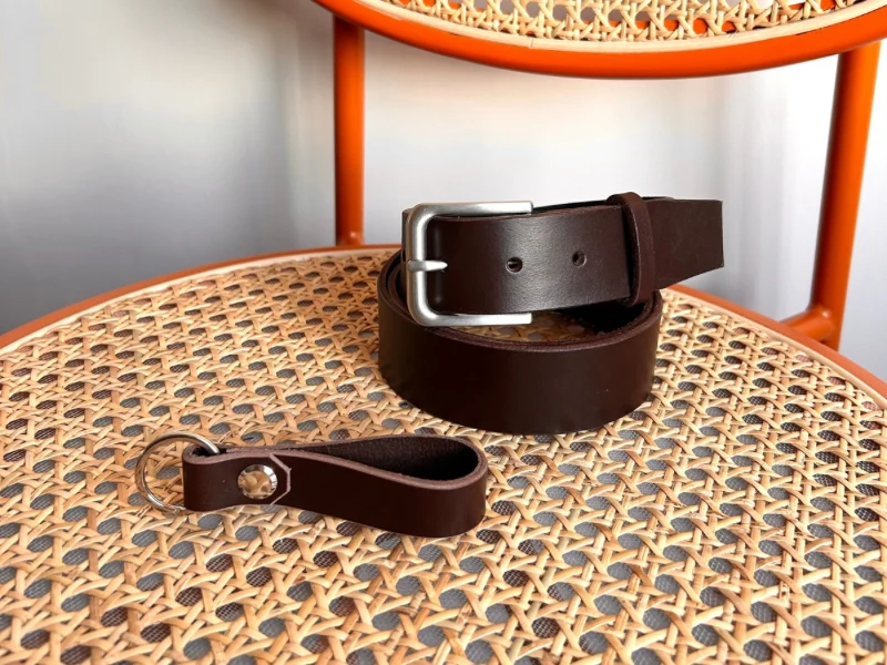 Ceinture large en cuir au tannage végétal et boucle en laiton massif finition nickelée et porte-clés assorti