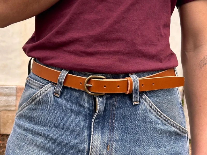 Ceinture en cuir au tannage végétal et boucle en laiton massif finition laiton vieilli