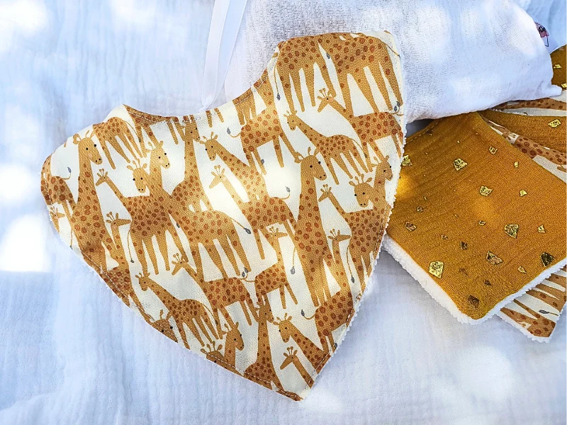 Pochon, bavoir et 5 lingettes Kit de naissance